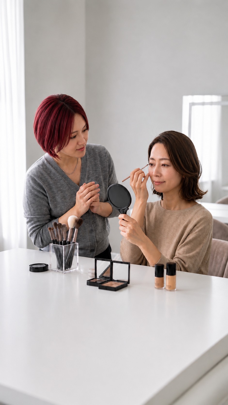 鏡を手にした受講者にメイクを教えるレッスンのシーン