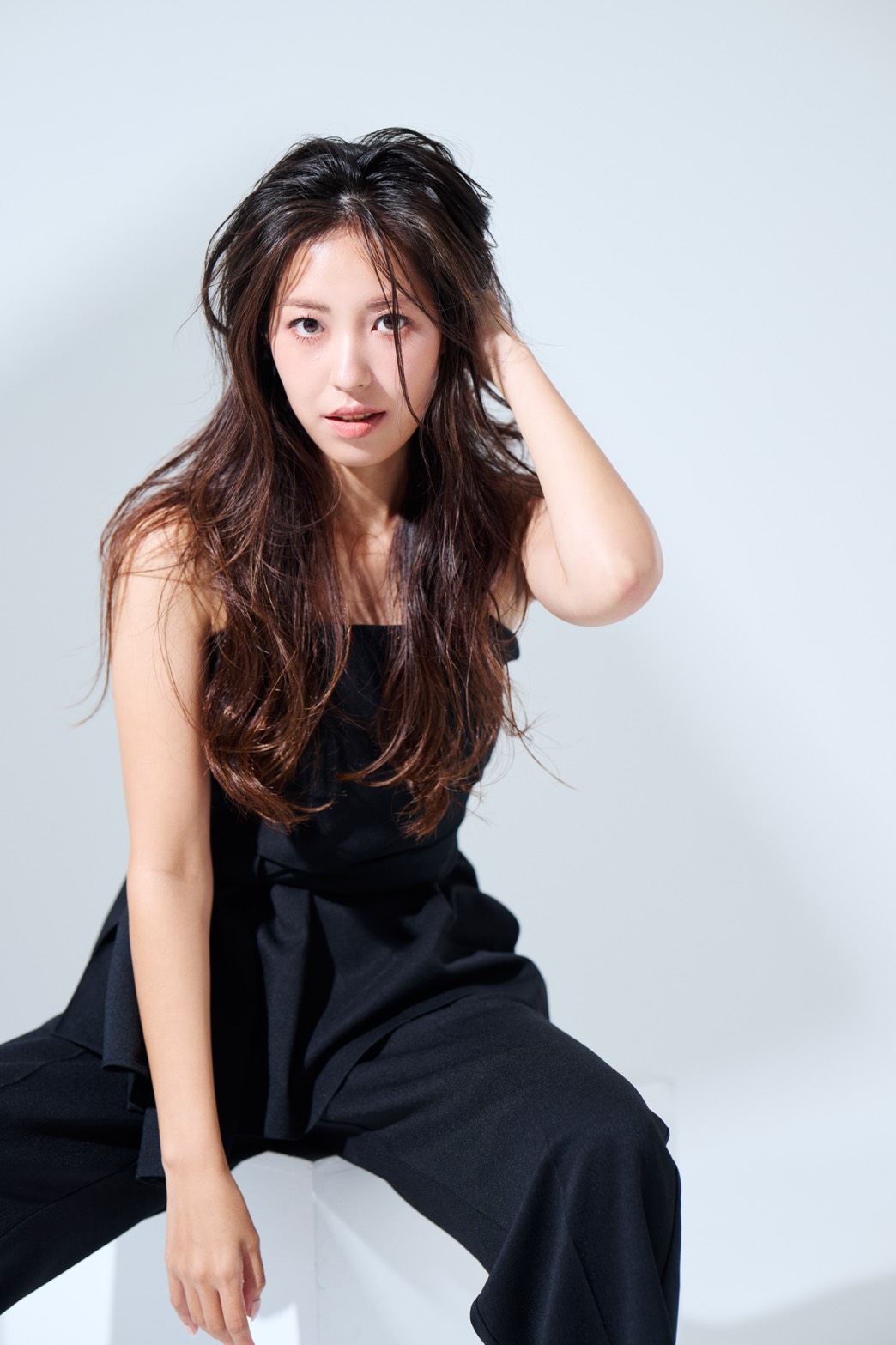 白背景で撮影したプロフィール用ポートレート例